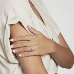 Histoire d'Or Alliance Sidaine Ruban Plat Or Blanc