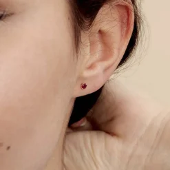 Histoire d'Or Boucles D'oreilles Puces Elea Serti Griffe or jaune rubis New