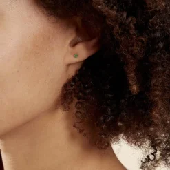 Histoire d'Or Boucles D'oreilles Puces Jardin Serti Griffe Or Jaune Emeraude