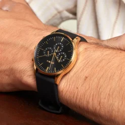 ARCTIK Montre Escale Noir cadran doré fond noir bracelet plastique noir