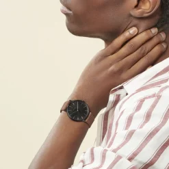 ARCTIK Montre Nomade Noir cadran noir fond noir bracelet cuir marron Hot