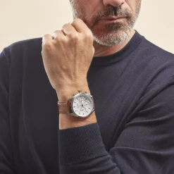 HUGO BOSS Montre Boss Champion Blanc cadran argenté fond blanc bracelet cuir marron Best