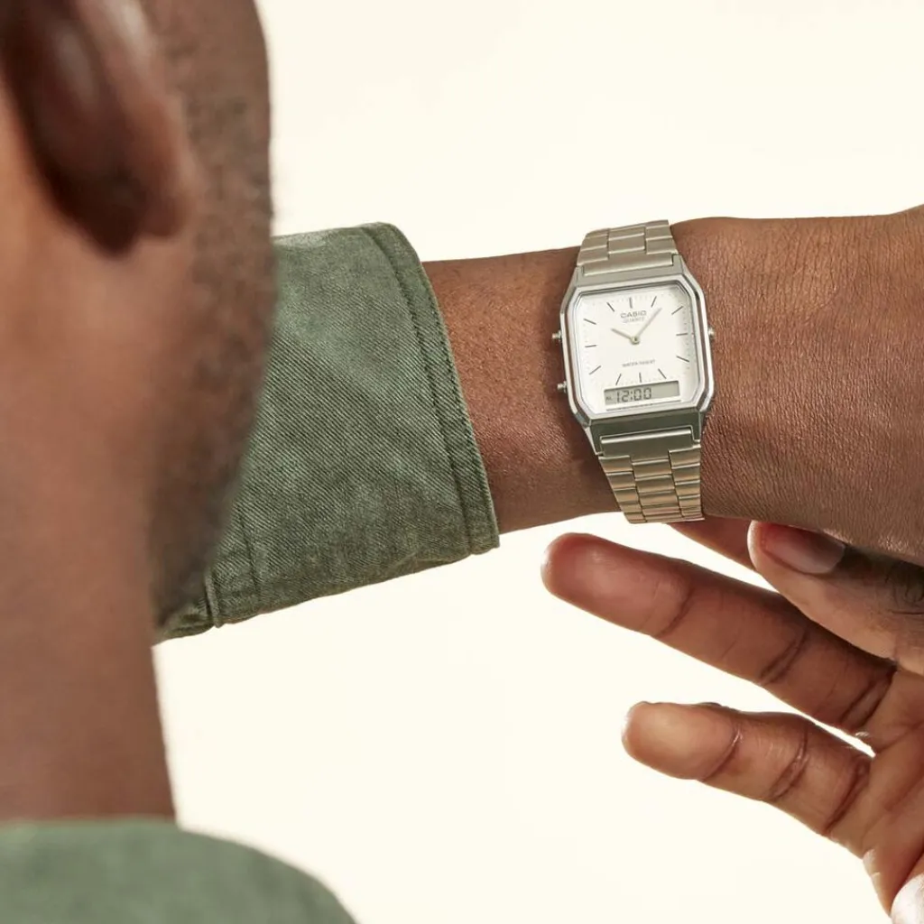 CASIO COLLECTION Montre Vintage Blanc cadran argenté fond blanc bracelet acier argenté Sale