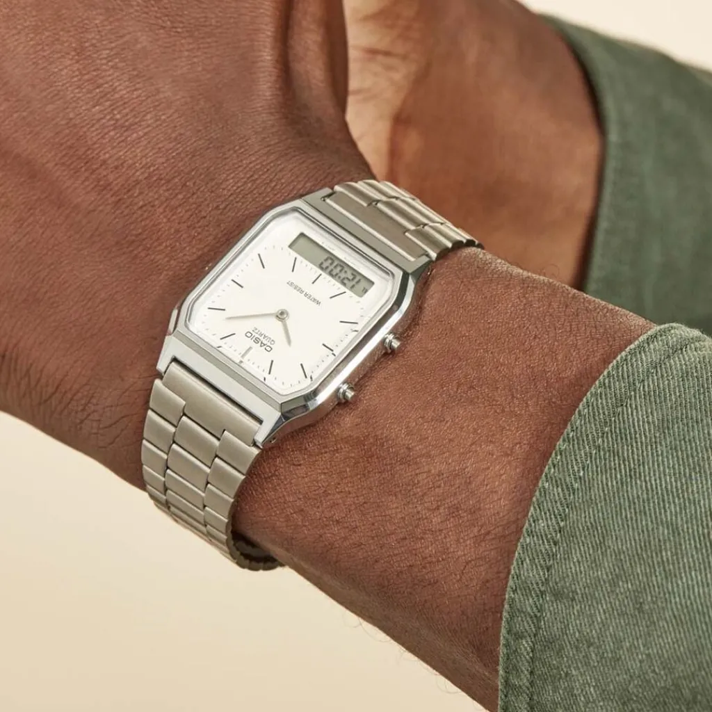 CASIO COLLECTION Montre Vintage Blanc cadran argenté fond blanc bracelet acier argenté Sale