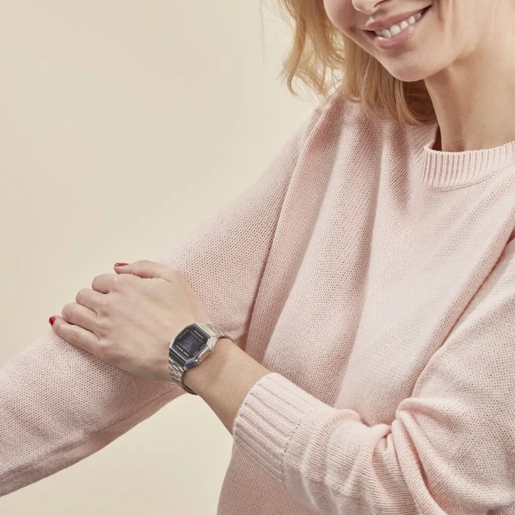 CASIO COLLECTION Montre Vintage Noir cadran argenté fond noir bracelet acier argenté Sale