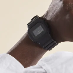 CASIO G-SHOCK Montre Black & White Noir cadran noir fond noir bracelet résine noire