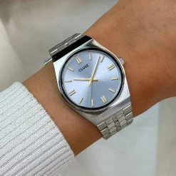 CLUSE Montre Retro 70's Bleu cadran argenté fond bleu bracelet acier argenté Hot