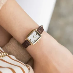 CODHOR Montre Eleonia Blanc cadran doré fond blanc bracelet synthétique marron Hot