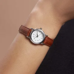 CODHOR Montre Veronique Blanc cadran argenté fond blanc bracelet synthétique marron