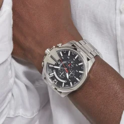 DIESEL Montre Mega Chief Noir cadran argenté fond noir bracelet acier argenté Clearance