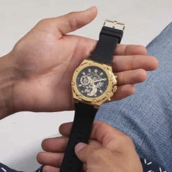 GUESS Montre Third Gear Noir cadran doré fond noir bracelet silicone noire Online