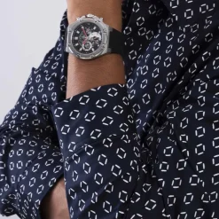 GUESS Montre Third Gear Noir cadran argenté fond noir bracelet silicone noire Clearance