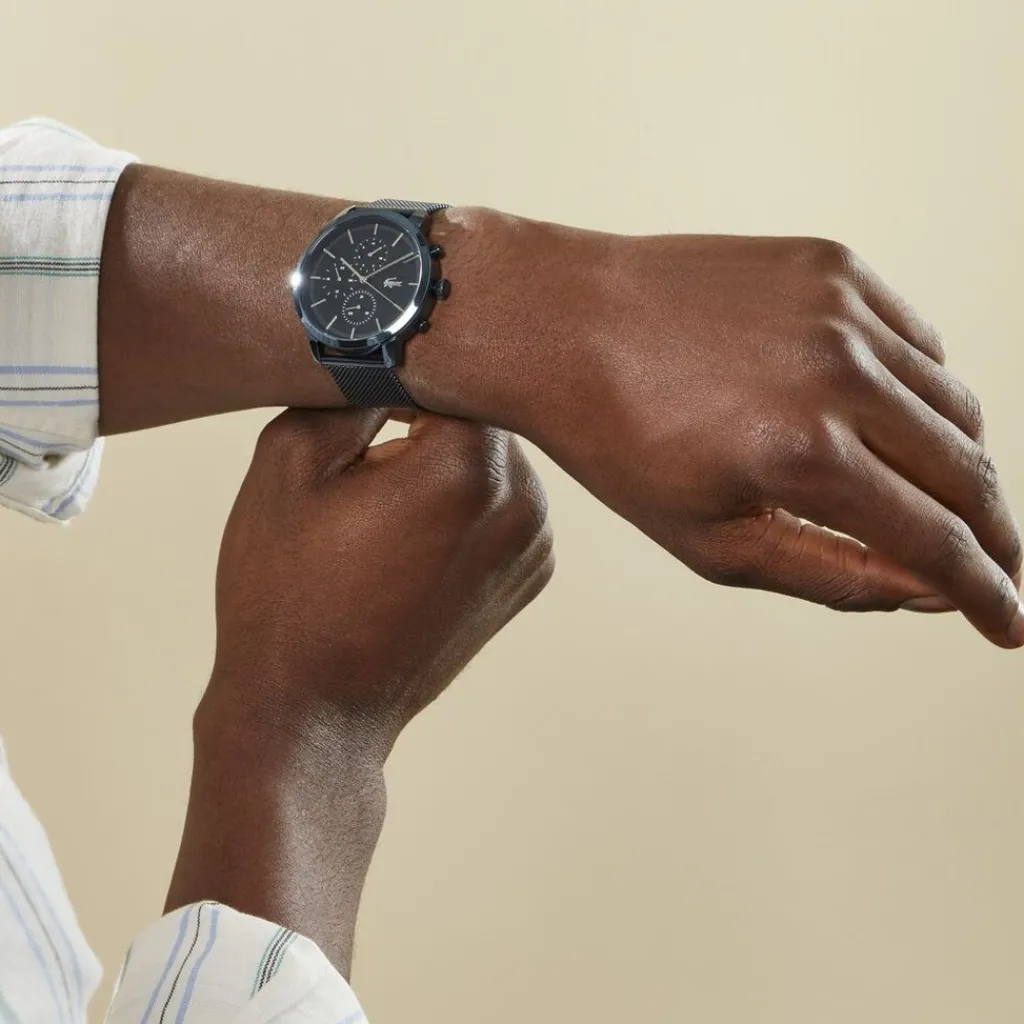 LACOSTE Montre Replay Bleu cadran bleu fond bleu bracelet acier bleu