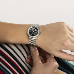 LOTUS Montre Freedom Collection Noir cadran argenté fond noir bracelet acier argenté