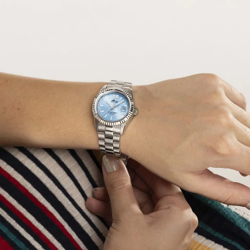 LOTUS Montre Freedom Collection Bleu Clair cadran argenté fond beu clair bracelet acier argenté New