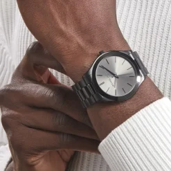 MICHAEL KORS Montre Slim Runway Noir cadran noir fond noir bracelet acier noir Best