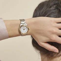 SEIKO Montre Classique Blanc cadran argenté fond blanc bracelet acier gris Best