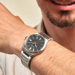 SEIKO Montre Classique Noir cadran argenté fond noir bracelet acier argenté