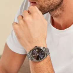 SEIKO Montre Classique Titane Noir cadran gris fond noir bracelet titane gris