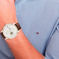 TOMMY HILFIGER Montre Weston Argenté cadran bicolore jaune / blanc fond argenté bracelet cuir marron Sale