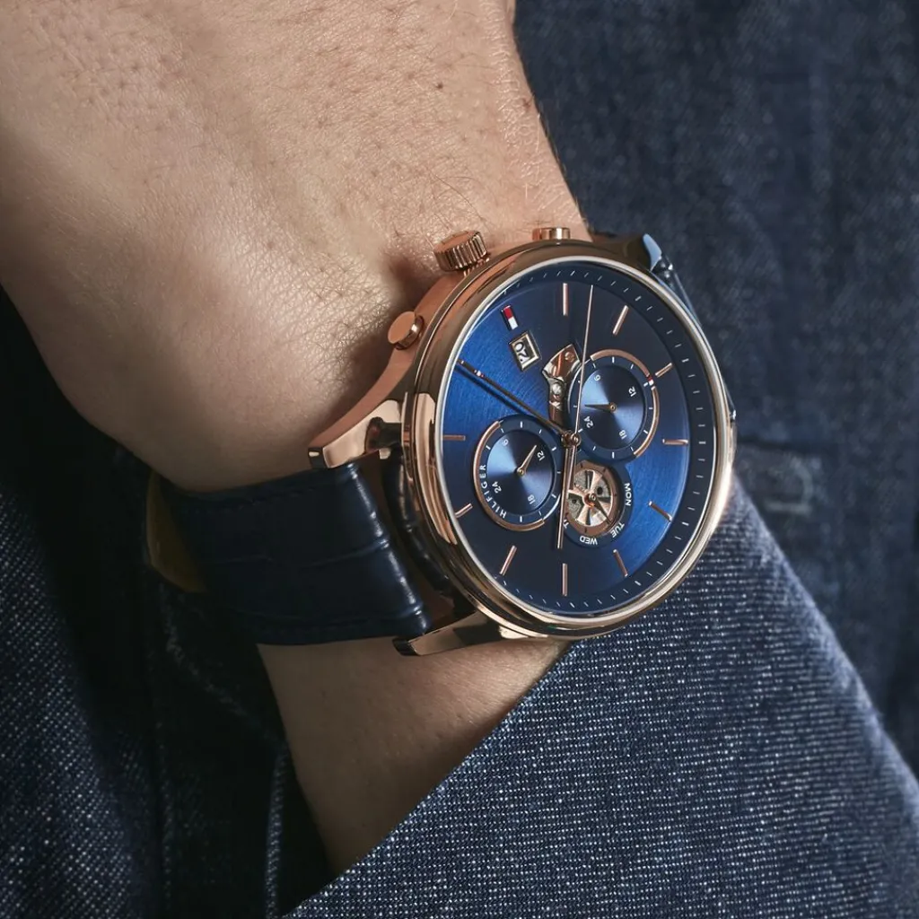 TOMMY HILFIGER Montre Weston Bleu cadran rose fond bleu bracelet cuir bleu New