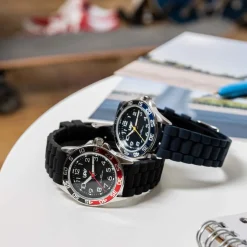 UPP Montre Axel Noir Et Rouge cadran argenté fond noir bracelet silicone noire New